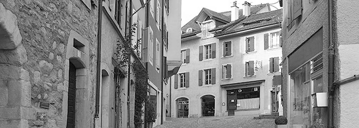 Centre historique de Pully, à côté de Lausanne. Façade sud du magasin de décoration. 